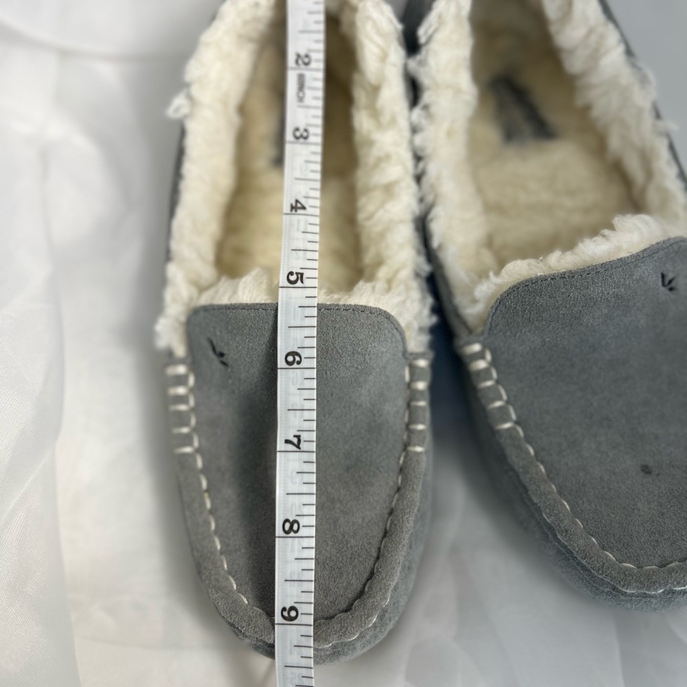 Koolaburra by UGG Grey Cream Plush Slippers Moccasins Size 7 - Picture 8 of 9